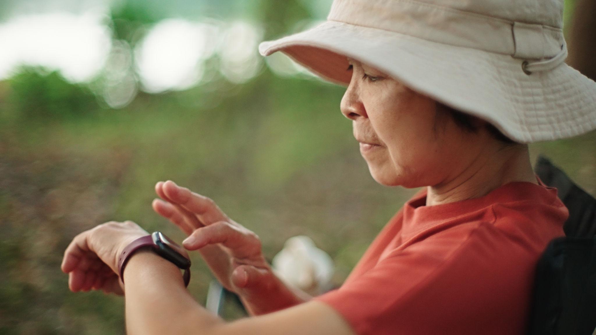 You are currently viewing Best Fall Detection Devices for Seniors Living Alone: How to Keep Aging Parents Safe Without Taking Away Their Independence